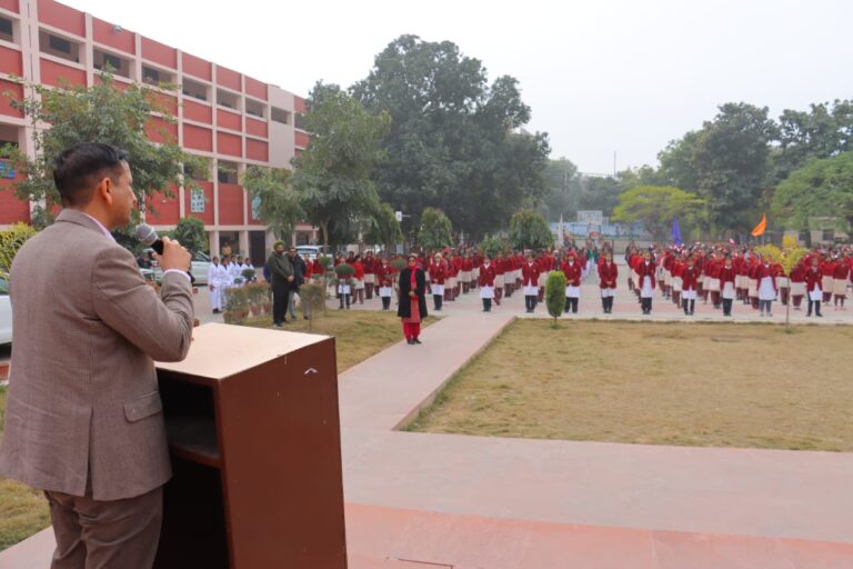 5 Jan PN 8---DC (mall road school girls) (1)