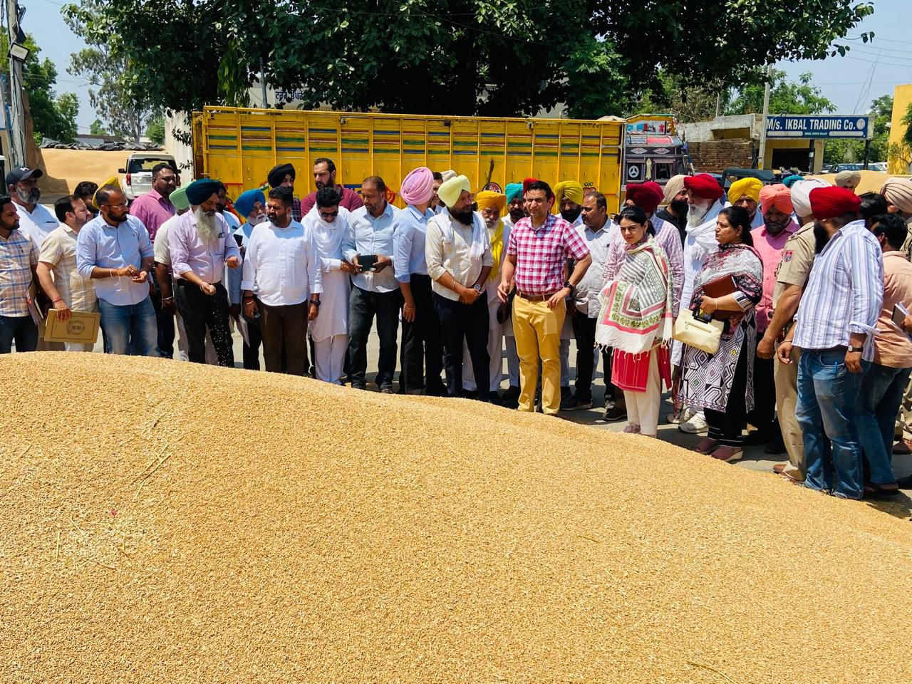 24 April PN ਡਿਪਟੀ ਕਮਿਸ਼ਨਰ ਵੱਲੋਂ ਮਜੀਠਾ ਅਨਾਜ ਮੰਡੀ ਦਾ ਦੌਰਾ (3)