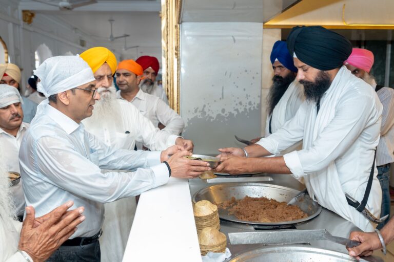 10 Aug PN ਭਾਰਤ ਦੇ ਮੁੱਖ ਜੱਜ ਡਾ ਜਸਟਿਸ ਡੀ ਵਾਈ ਚੰਦਰਚੂਹੜ ਨੇ ਸ੍ਰੀ ਦਰਬਾਰ ਸਾਹਿਬ ਟੇਕਿਆ ਮੱਥਾ (3)