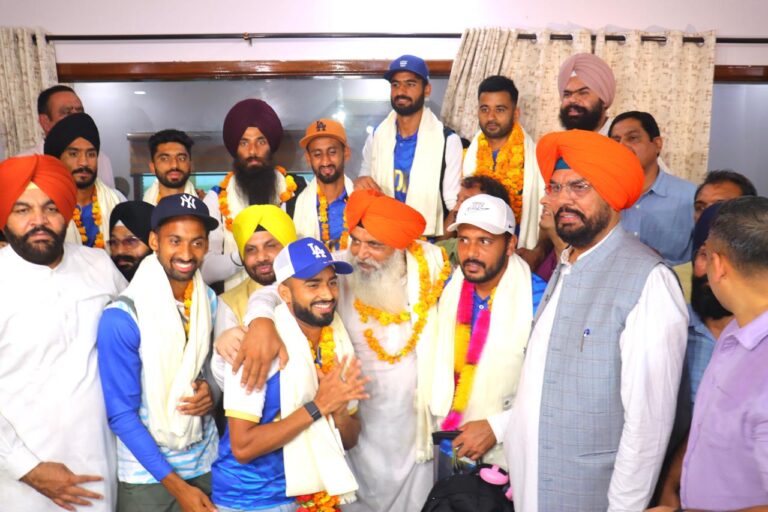 11 Aug PN 1---hockey player (2)