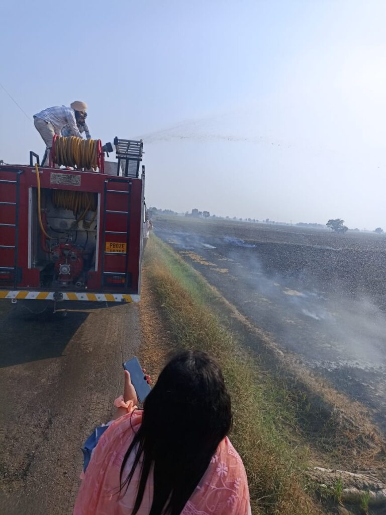 3 Oct PN ADC and her team extinguisher the flame in paddy field (6)