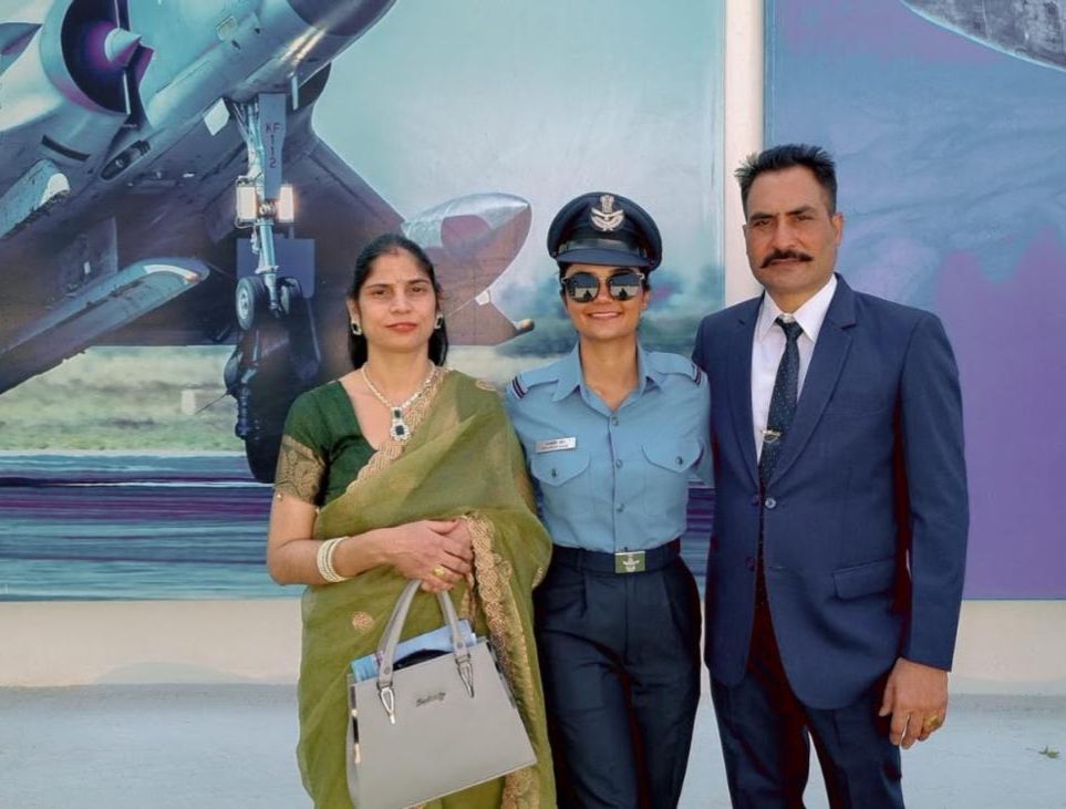 2--Flying Officer Arshdeep Kaur with her parents. (1)