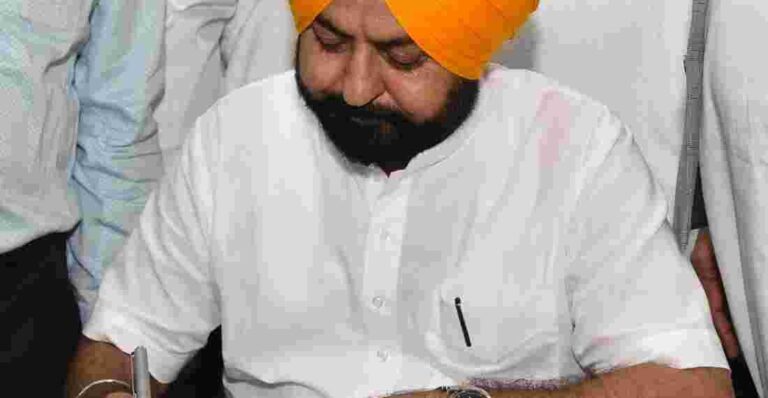 Hardeep-Singh-Mundian-Assumes-Charge-As-Cabinet-Minister-1100x570