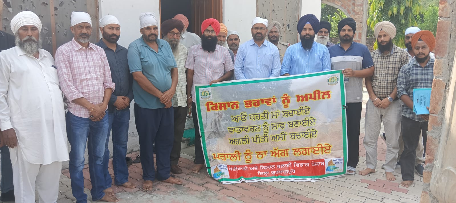 ਐਸ.ਡੀ.ਐਮ ਬਟਾਲਾ, ਖੇਤੀਬਾੜੀ ਅਧਿਕਾਰੀਆਂ ਨਾਲ ਪਿੰਡ ਕਰਵਾਲੀਆਂ ਪਹੁੰਚੇ