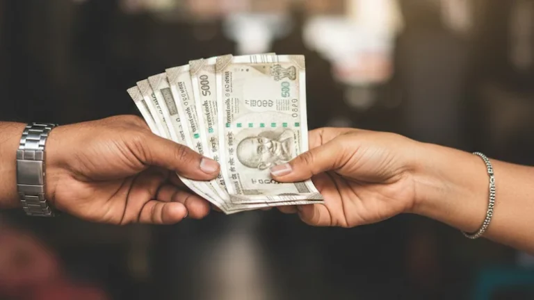 bgbgeq64_man-gives-bribe-to-woman_625x300_25_December_25