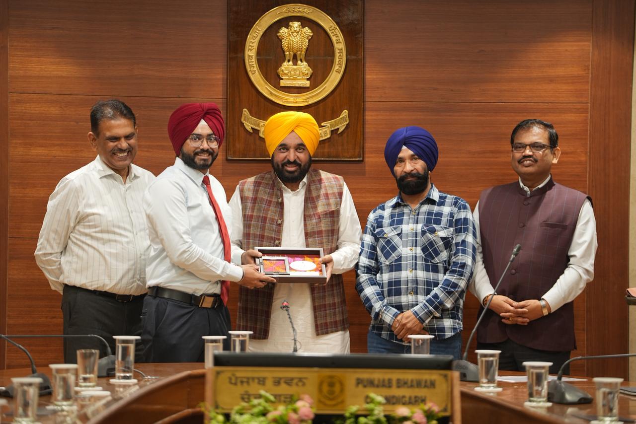 ਮੁੱਖ ਮੰਤਰੀ ਭਗਵੰਤ ਸਿੰਘ ਮਾਨ ਵੱਲੋਂ ਯੂ.ਪੀ.ਐਸ.ਸੀ.-2025 ਪਾਸ ਕਰਨ ਵਾਲੇ ਉਮੀਦਵਾਰਾਂ ਦਾ ਸਨਮਾਨ; ਕਿਹਾ, ਪੰਜਾਬ ਦੇ ਆਮ ਪਰਿਵਾਰਾਂ ਦੇ ਬੱਚੇ ਲਗਾਤਾਰ ਸੂਬੇ ਦਾ ਮਾਣ ਵਧਾ ਰਹੇ