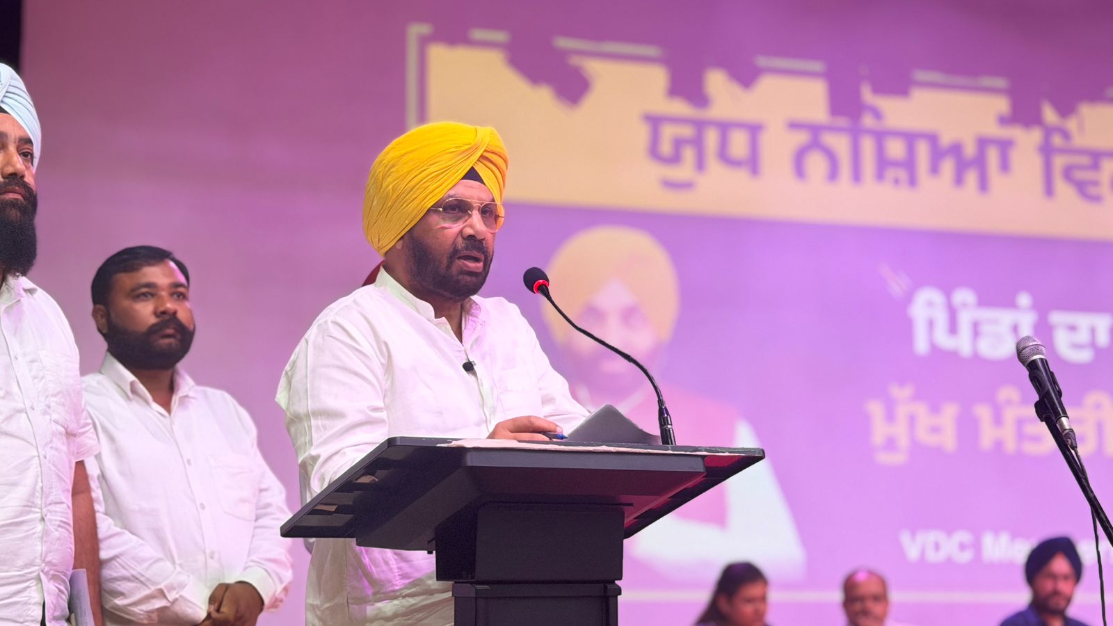 ਲੋਕ ਨਿਰਮਾਣ ਮੰਤਰੀ ਹਰਭਜਨ ਸਿੰਘ ਈਟੀਓ ਵੱਲੋਂ ਨਸ਼ਿਆਂ ਵਿਰੁੱਧ ਮੁਹਿੰਮ ਨੂੰ ਹੋਰ ਪ੍ਰਭਾਵਸ਼ਾਲੀ ਬਣਾਉਣ ਲਈ ਅਧਿਕਾਰੀਆਂ ਤੇ ਵਲੰਟੀਅਰਾਂ ਨਾਲ ਸਮੀਖਿਆ ਮੀਟਿੰਗ