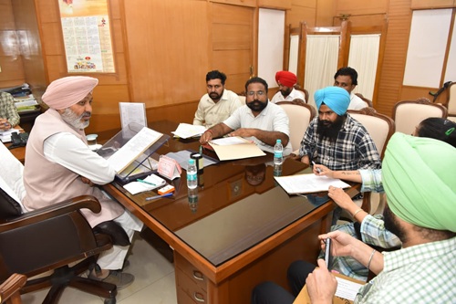 ਵਿੱਤਮੰਤਰੀ ਹਰਪਾਲ ਸਿੰਘ ਚੀਮਾ ਵੱਲੋਂ ਮੁਲਾਜ਼ਮ ਯੂਨੀਅਨਾਂ ਨਾਲ 3 ਘੰਟੇ ਮੀਟਿੰਗਾਂ; ਵਿਭਾਗਾਂ ਨੂੰ ਮੰਗਾਂ ਦੇ ਹੱਲ ਵਿੱਚ ਤੇਜ਼ੀ ਲਿਆਉਣ ਦੇ ਨਿਰਦੇਸ਼ ਦਿੱਤੇ