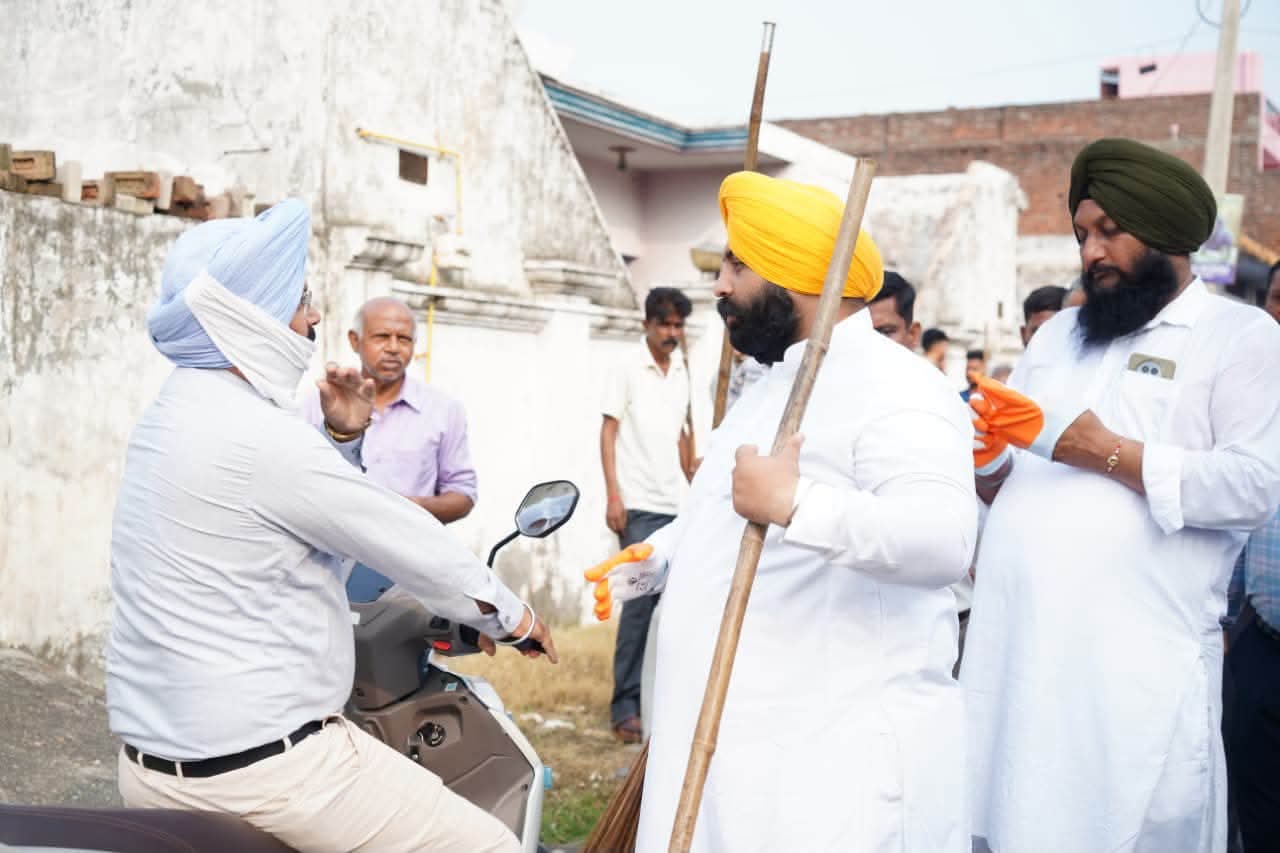 ਹਰਜੋਤ ਸਿੰਘ ਬੈਂਸ ਵੱਲੋਂ ਨੰਗਲ ਤੋਂ ਸੂਬੇ ਭਰ ਵਿੱਚ 10 ਰੋਜ਼ਾ ਸਫ਼ਾਈ ਮੁਹਿੰਮ ਦਾ ਆਗਾਜ਼; ਸਫ਼ਾਈ ਸੇਵਕਾਂ, ਕੌਂਸਲਰਾਂ ਅਤੇ ਸ਼ਹਿਰ ਵਾਸੀਆਂ ਨੇ ਵਧ-ਚੜ੍ਹ ਕੇ ਲਿਆ ਹਿੱਸਾ