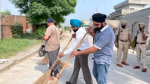 ਵਿਧਾਇਕ ਗੁਰਦੀਪ ਸਿੰਘ ਰੰਧਾਵਾ ਦੀ ਅਗਵਾਈ ਵਿੱਚ ‘ਮਿਸ਼ਨ ਕਲੀਨ ਮੁਹਿੰਮ’ ਜਾਰੀ
