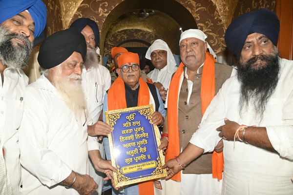 ਪੰਜਾਬ ਦੇ ਰਾਜਪਾਲ ਗੁਲਾਬ ਚੰਦ ਕਟਾਰੀਆ ਸ਼੍ਰੀ ਸਿੱਧ ਬਾਬਾ ਸੋਢਲ ਮੰਦਿਰ ਵਿਖੇ ਹੋਏ ਨਤਮਸਤਕ