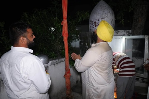 ਪਿੰਡ ਜਿੰਦਵੜੀ ਵਿਖੇ ਭਜਨ ਸੰਧਿਆ ’ਚ ਕੈਬਨਿਟ ਮੰਤਰੀ ਹਰਜੋਤ ਸਿੰਘ ਬੈਂਸ ਨੇ ਹਨੂੰਮਾਨ ਚਾਲੀਸਾ ਦਾ ਕੀਤਾ ਜਾਪ