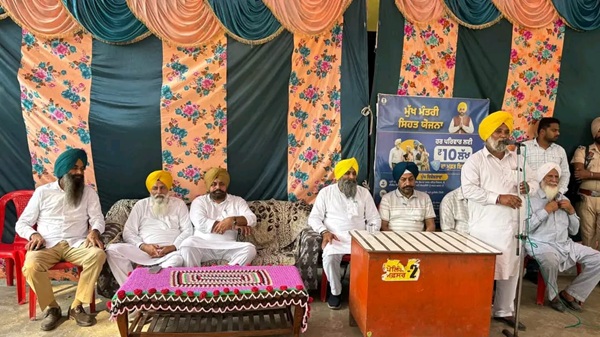 ਵਿਧਾਇਕ ਗੁਰਦੀਪ ਸਿੰਘ ਰੰਧਾਵਾ ਨੇ ਪਿੰਡ ਸਹਾਰੀ ਵਿਖੇ ‘ਮੁੱਖ ਮੰਤਰੀ ਸਿਹਤ ਯੋਜਨਾ’ ਤਹਿਤ ਸਿਹਤ ਕਾਰਡ ਵੰਡੇ