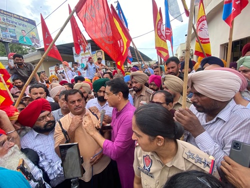 ਅਮਨ ਅਰੋੜਾ ਨੇ ਕਿਹਾ—“ਇਹ ਸਾਰੇ ਮੇਰੇ ਭਰਾ ਹਨ, ਬੈਰੀਕੇਡ ਨਹੀਂ ਲੱਗਣੇ, ਪਾਣੀ ਦੀਆਂ ਬੁਛਾੜਾਂ ਨਹੀਂ ਮਾਰਨੀਆਂ; ਮੈਂ ਖੁਦ ਬੈਠ ਕੇ ਮਸਲਾ ਹੱਲ ਕਰਾਂਗਾ”
