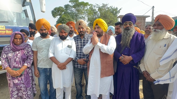ਲੋਕ ਨਿਰਮਾਣ ਮੰਤਰੀ ਹਰਭਜਨ ਸਿੰਘ ਈ.ਟੀ.ਓ. ਨੇ ਜੰਡਿਆਲਾ ਗੁਰੂ ਹਲਕੇ ਤੋਂ 64ਵੀਂ ਤੀਰਥ ਯਾਤਰਾ ਬੱਸ ਨੂੰ ਹਰੀ ਝੰਡੀ ਦਿਖਾ ਕੇ ਕੀਤਾ ਰਵਾਨਾ