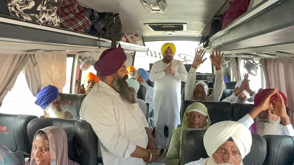 ਲੋਕ ਨਿਰਮਾਣ ਮੰਤਰੀ ਹਰਭਜਨ ਸਿੰਘ ਈ.ਟੀ.ਓ. ਨੇ ਵਿਧਾਨ ਸਭਾ ਹਲਕਾ ਜੰਡਿਆਲਾ ਗੁਰੂ ਤੋਂ 67ਵੀਂ ਤੀਰਥ ਯਾਤਰਾ ਬੱਸ ਨੂੰ ਰਵਾਨਾ ਕੀਤਾ