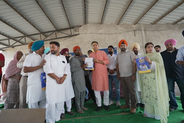 ਲਾਲ ਲਕੀਰ ਅੰਦਰ ਵੱਸਦੇ ਪਰਿਵਾਰਾਂ ਨੂੰ ਘਰਾਂ ਦੀ ਮਾਲਕੀ ਦੀ ਦਸਤਾਵੇਜ਼ੀ ਪਛਾਣ ਦੇ ਰਹੀ ਹੈ ਪੰਜਾਬ ਸਰਕਾਰ: ਅਮਨ ਅਰੋੜਾ