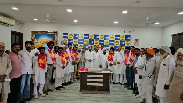 ਵਿਧਾਇਕ ਫਾਜ਼ਿਲਕਾ ਨੇ ਆਮ ਆਦਮੀ ਪਾਰਟੀ ਵਲੋਂ ਨਵ ਨਿਯੁਕਤ ਅਹੁਦੇਦਾਰਾਂ ਨੂੰ ਦਿੱਤੀ ਵਧਾਈ