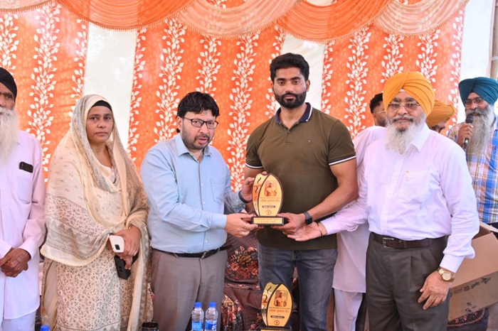 ਕੈਬਨਿਟ ਮੰਤਰੀ ਡਾ. ਰਵਜੋਤ ਸਿੰਘ ਵਲੋਂ ਪਿੰਡ ਬੱਸੀ ਮਰੂਫ ਸਿਆਲਾਂ ’ਚ ’ਮੁੱਖ ਮੰਤਰੀ ਪਿੰਡ ਜਿੰਮ’ ਦੀ ਸ਼ੁਰੂਆਤ