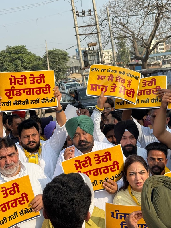 ਸੀ ਬੀ ਆਈ ਦੀ ਰੇਡ ਵਿਰੁੱਧ ‘ਆਪ’ ਲੀਡਰਸ਼ਿਪ ਵੱਲੋਂ ਬੀ ਜੇ ਪੀ ਦਫ਼ਤਰ ਅੱਗੇ ਤਿੱਖਾ ਵਿਰੋਧ ਪ੍ਰਦਰਸ਼ਨ