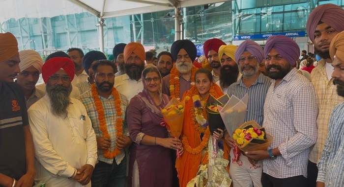 ਏਸ਼ਿਆਈ ਖੇਡਾਂ ਵਿੱਚ ਸੋਨ ਤਗਮਾ ਜਿੱਤ ਕੇ ਪਰਤੀ ਹਾਕੀ ਖਿਡਾਰਨ ਬਲਜੀਤ ਕੌਰ ਦਾ ਸ਼ਾਨਦਾਰ ਸਵਾਗਤ