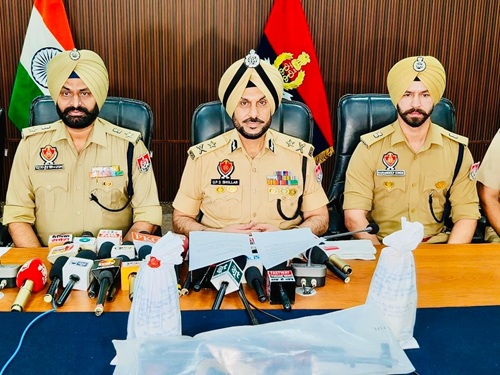 ਸਰਹੱਦ ਪਾਰਲੇ ਹਥਿਆਰ ਅਤੇ ਵਿਸਫ਼ੋਟਕ ਤਸਕਰੀ ਨੈੱਟਵਰਕ ਦਾ ਪਰਦਾਫ਼ਾਸ਼; ਇੱਕ ਏਕੇ-47 ਰਾਈਫ਼ਲ, ਦੋ ਹੈਂਡ ਗ੍ਰਨੇਡਾਂ ਸਮੇਤ ਇੱਕ ਵਿਅਕਤੀ ਕਾਬੂ