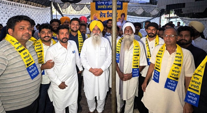 ਮੰਡੀ ਕਿਲਿਆਂਵਾਲੀ ਵਿੱਚ ਅਕਾਲੀ ਦਲ ਨੂੰ ਆਪ ਦਾ ਝਟਕਾ ਸਾਬਕਾ ਸਰਪੰਚ ਦੇ ਪਰਿਵਾਰ ਸਮੇਤ ਦਰਜਨ ਪਰਿਵਾਰਾਂ ਨੇ ਫੜਿਆ ਆਪ ਦਾ ਪੱਲਾ