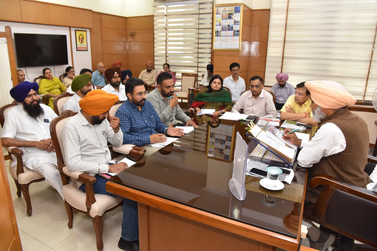 ਕੈਬਨਿਟ ਮੰਤਰੀ ਹਰਪਾਲ ਸਿੰਘ ਚੀਮਾ ਵੱਲੋਂ ਬਕਾਇਆ ਮੰਗਾਂ ਦੇ ਹੱਲ ਲਈ ਆਈ.ਟੀ.ਆਈ. ਇੰਸਟ੍ਰਕਟਰਾਂ ਅਤੇ ਪਨਬੱਸ/ਪੀ.ਆਰ.ਟੀ.ਸੀ. ਯੂਨੀਅਨਾਂ ਨਾਲ ਅਹਿਮ ਮੀਟਿੰਗਾਂ