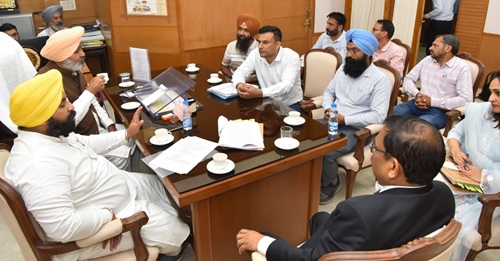 ਭਗਵੰਤ ਮਾਨ ਸਰਕਾਰ ਨੇ 180 ਈ.ਟੀ.ਟੀ. ਅਧਿਆਪਕਾਂ ਦੀ ਤਨਖਾਹ ਅਸਮਾਨਤਾ ਖ਼ਤਮ ਕਰਨ ਵੱਲ ਵਧਾਇਆ ਕਦਮ, ਯੂਨੀਅਨ ਦੇ ਮਾਮਲੇ ਨਾਲ ਸੰਬੰਧਿਤ ਜਾਂਚ ਵਿੱਚ ਤੇਜ਼ੀ ਲਿਆਂਦੀ ਜਾਵੇਗੀ: ਹਰਪਾਲ ਸਿੰਘ ਚੀਮਾ
