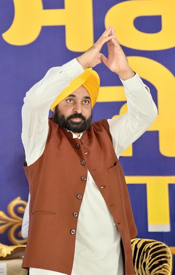 ਮੁੱਖ ਮੰਤਰੀ ਭਗਵੰਤ ਸਿੰਘ ਮਾਨ ਨੇ ‘ਲਾਲ ਲਕੀਰ’ ਅੰਦਰ ਬਣੇ ਮਕਾਨਾਂ ਦੇ ਮਾਲਕਾਨਾ ਹੱਕ ਦਿੱਤੇ; ਦਹਾਕਿਆਂ ਦੀ ਉਡੀਕ ਖ਼ਤਮ ਹੋਈ
