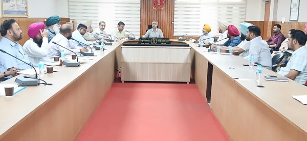 ਜ਼ਿਲ੍ਹਾ ਪੱਧਰੀ ਸੜਕ ਸੁਰੱਖਿਆ ਕਮੇਟੀ ਦੀ ਮੀਟਿੰਗ ਦੌਰਾਨ ਸੜਕ ਸੁਰੱਖਿਆ ਉਪਰਾਲਿਆਂ ਦੀ ਕੀਤੀ ਸਮੀਖਿਆ