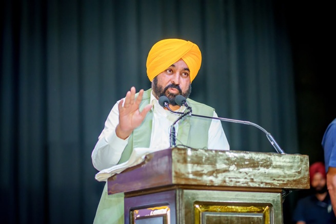 ਮੁੱਖ ਮੰਤਰੀ ਭਗਵੰਤ ਸਿੰਘ ਮਾਨ ਦਾ ਅਮਿਤ ਸ਼ਾਹ ਨੂੰ ਜਵਾਬ: ਪੰਜਾਬ ‘ਤੇ ਦੋਸ਼ ਲਾਉਣ ਅਤੇ ਆਪਣੇ ‘ਚਮਚਿਆਂ’ ਦੇ ਲਿਖੇ ਟਵੀਟ ਕਾਪੀ-ਪੇਸਟ ਕਰਨ ਦੀ ਬਜਾਏ ਗੁਜਰਾਤ ਦੀ ਕਾਂਡਲਾ ਬੰਦਰਗਾਹ ‘ਤੇ ਫੜ੍ਹੀ ਗਈ 3,000 ਕਿੱਲੋ ਹੈਰੋਇਨ ਦਾ ਜਵਾਬ ਦਿਓ